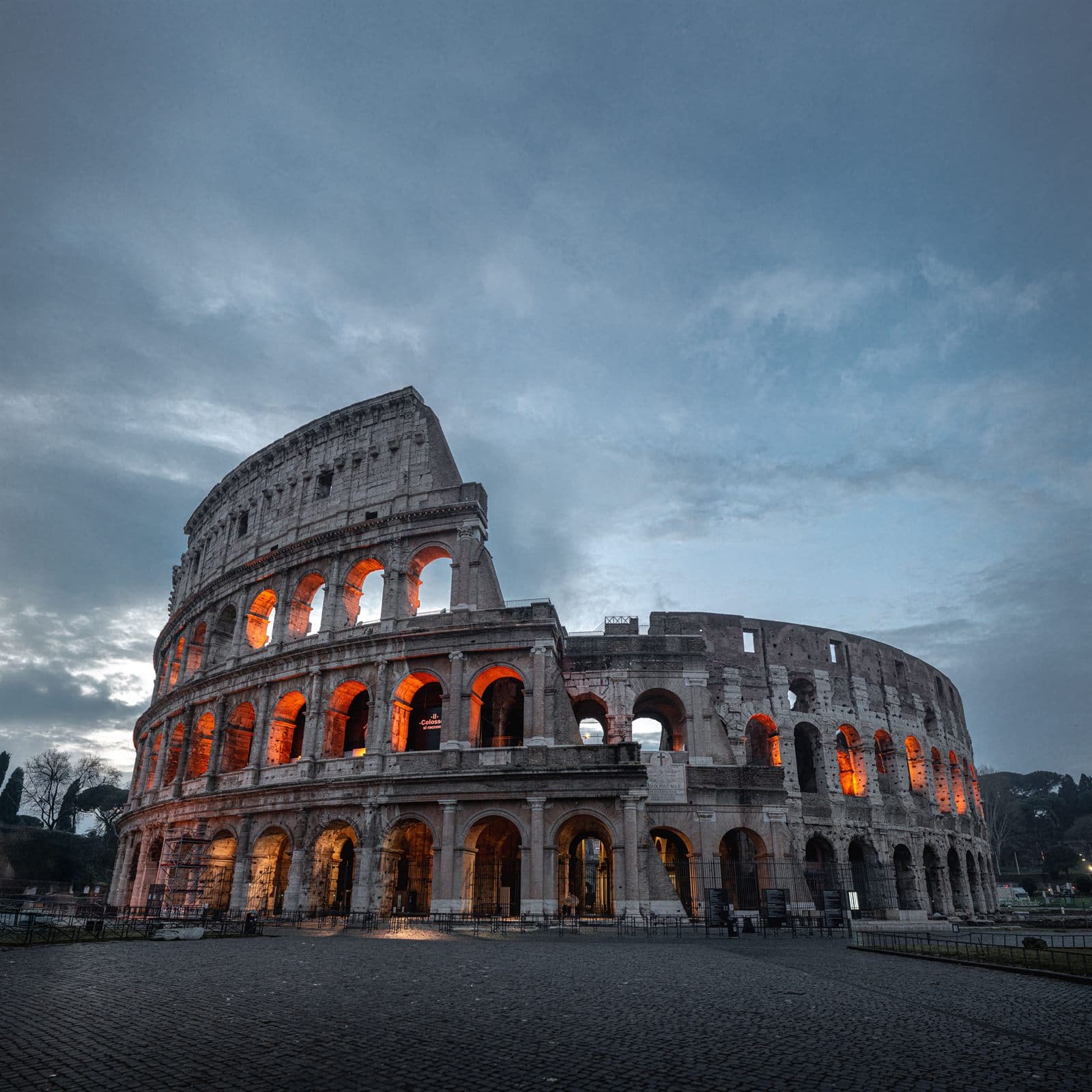 Coliseo romano al atardecer